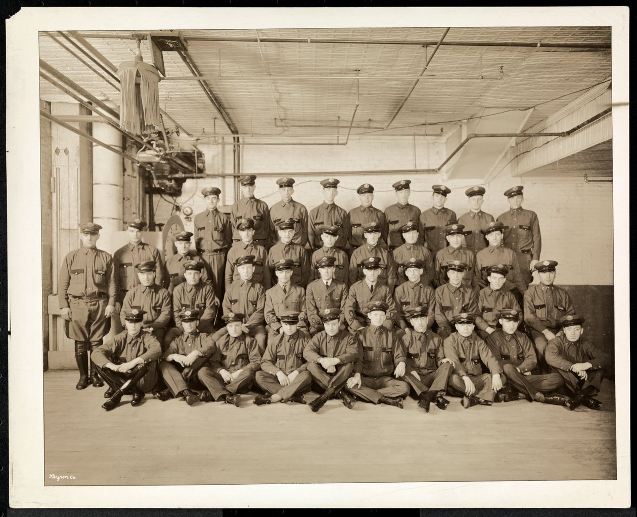 Egyenruhás sofőrök és kézbesítők csoportképe a Carolyn mosoda számára a 111 East 128th Street-en, East Harlem, New York, 1928 (ezüst zselatinos nyomat). alkotó: Byron Company