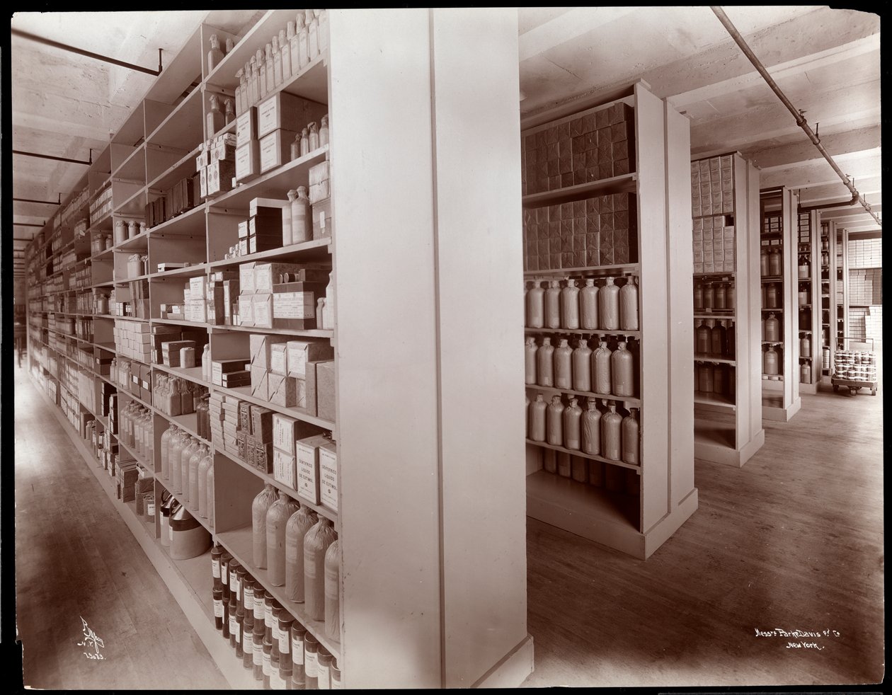 Parke, Davis und Co. vegyszertároló helyiségének belső képe, Hudson und Vestry Streets, New York, 1910 (ezüst zselatin nyomat) alkotó: Byron Company