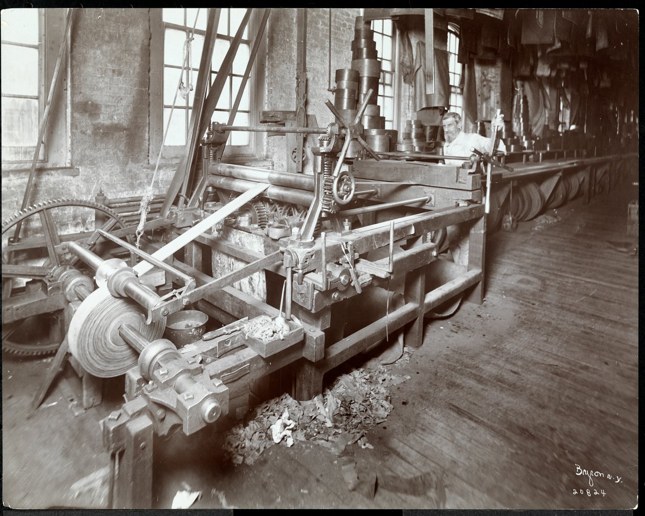 Egy bőrrel dolgozó férfi belső képe a New York-i Leather Belting Co.-nál, New York, 1906 (ezüst zselatin nyomat) alkotó: Byron Company