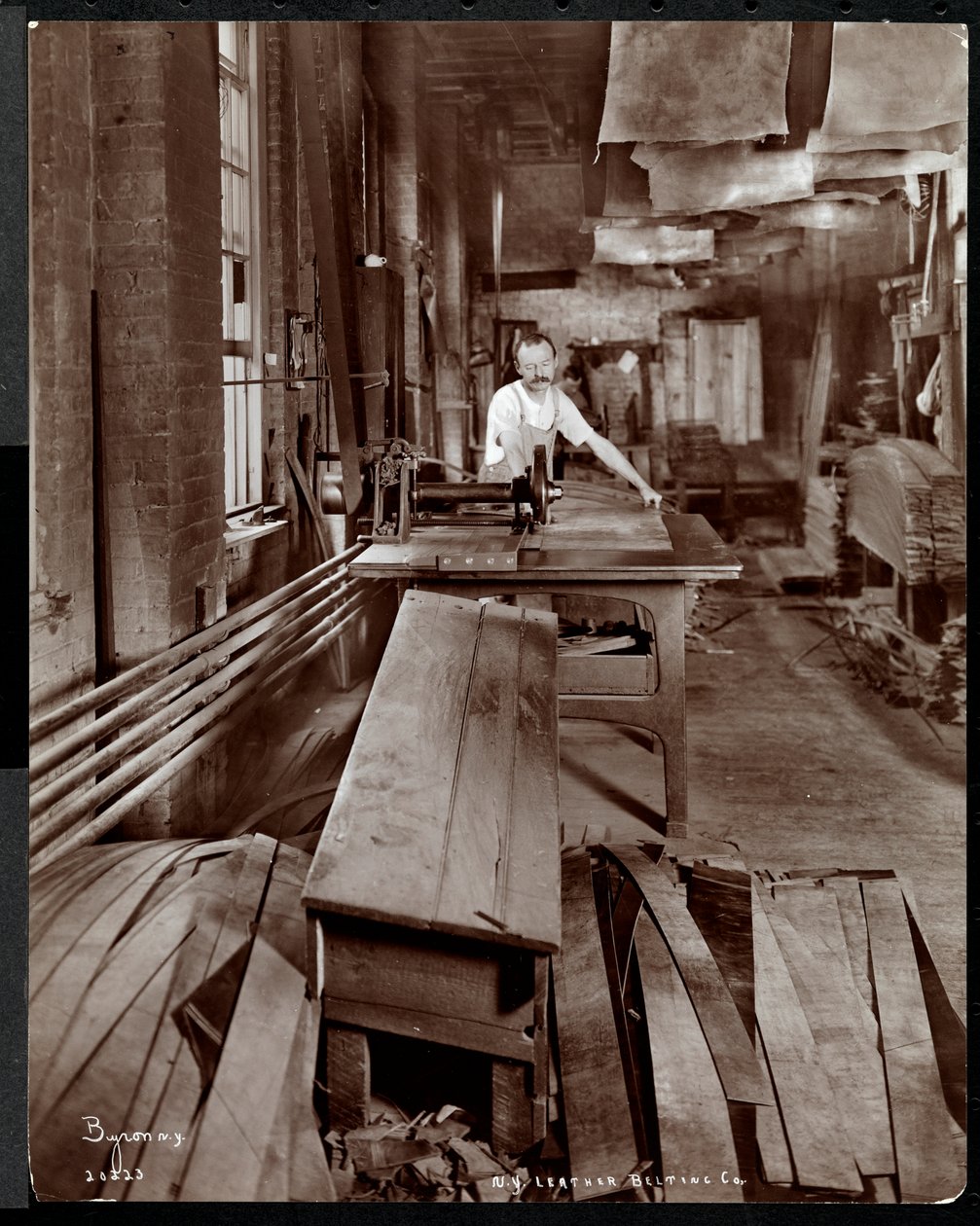 Egy bőrrel dolgozó férfi belső képe a New York-i Leather Belting Co.-nál, New York, 1905 (ezüst zselatin nyomat) alkotó: Byron Company