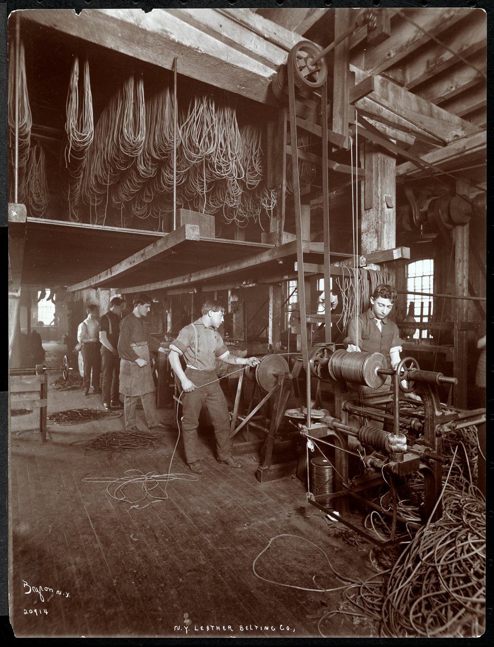 Bőrrel dolgozó férfi belső nézete a New York Leather Belting Co. üzemben, New York, 1906 (ezüstzselatinos nyomat) alkotó: Byron Company