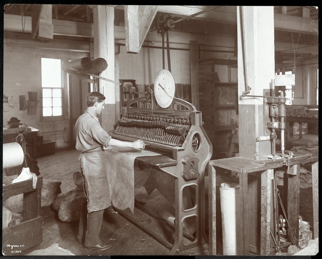 Bőrrel dolgozó férfi belső nézete a New York Leather Belting Co. üzemben, New York, 1906 (ezüstzselatinos nyomat) alkotó: Byron Company