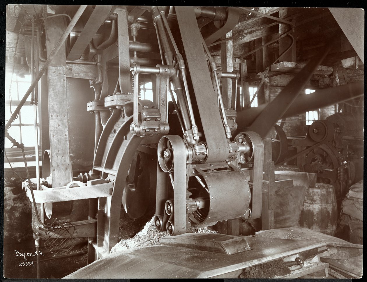 Belső nézet a New York Leather Belting Co. nagyméretű, szalaggal hajtott mechanikus berendezéséről, New York, 1906 (ezüstzselatinos nyomat) alkotó: Byron Company