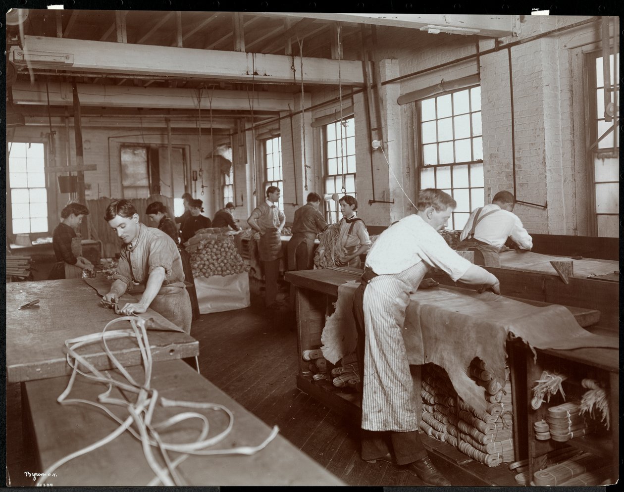 Bőrrel dolgozó férfiak és nők belső nézete a New York Leather Belting Co.-nál, New York, 1906 (ezüstzselatinos nyomat) alkotó: Byron Company