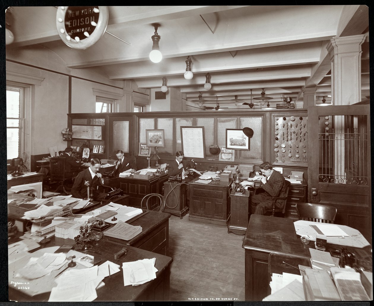 Férfiak belső képe diktálógépeket használó New York Edison Co.-ban a Duane Street 55. szám alatt, New York, 1905 (ezüst zselatin nyomat) alkotó: Byron Company