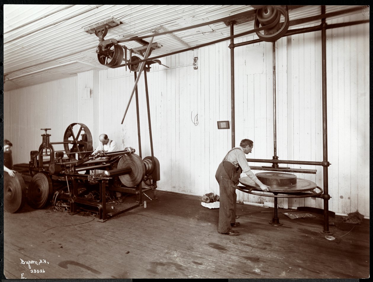 Belső nézet a bőrön dolgozó férfiakról a New York-i Leather Belting Co.-nál, New York, 1906 (ezüst zselatin nyomat) alkotó: Byron Company