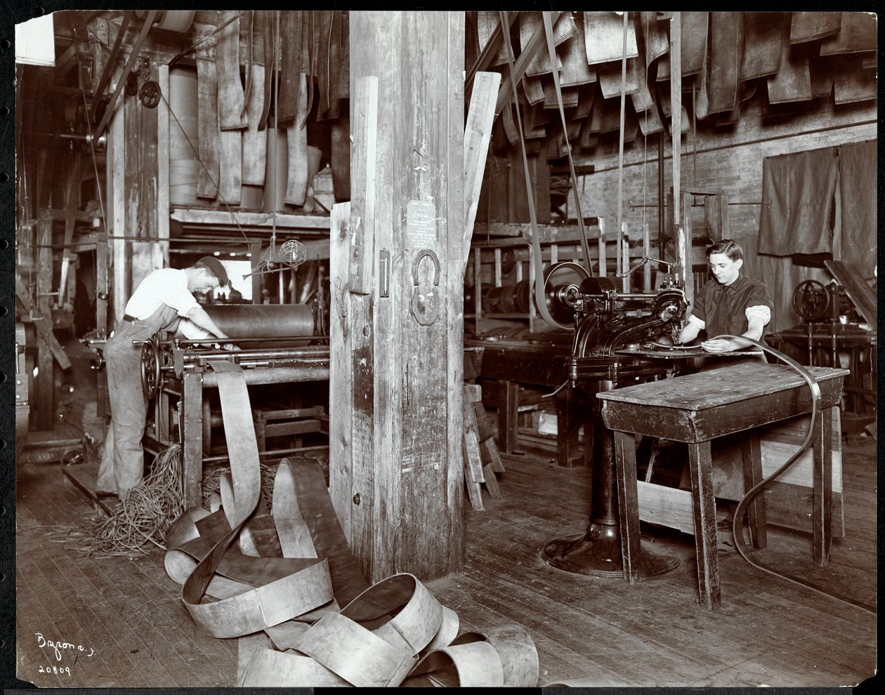 Belső nézet a bőrrel dolgozó férfiakról a New York-i Leather Belting Co.-nál, New York, 1905 vagy 1906 (ezüst zselatin nyomat) alkotó: Byron Company
