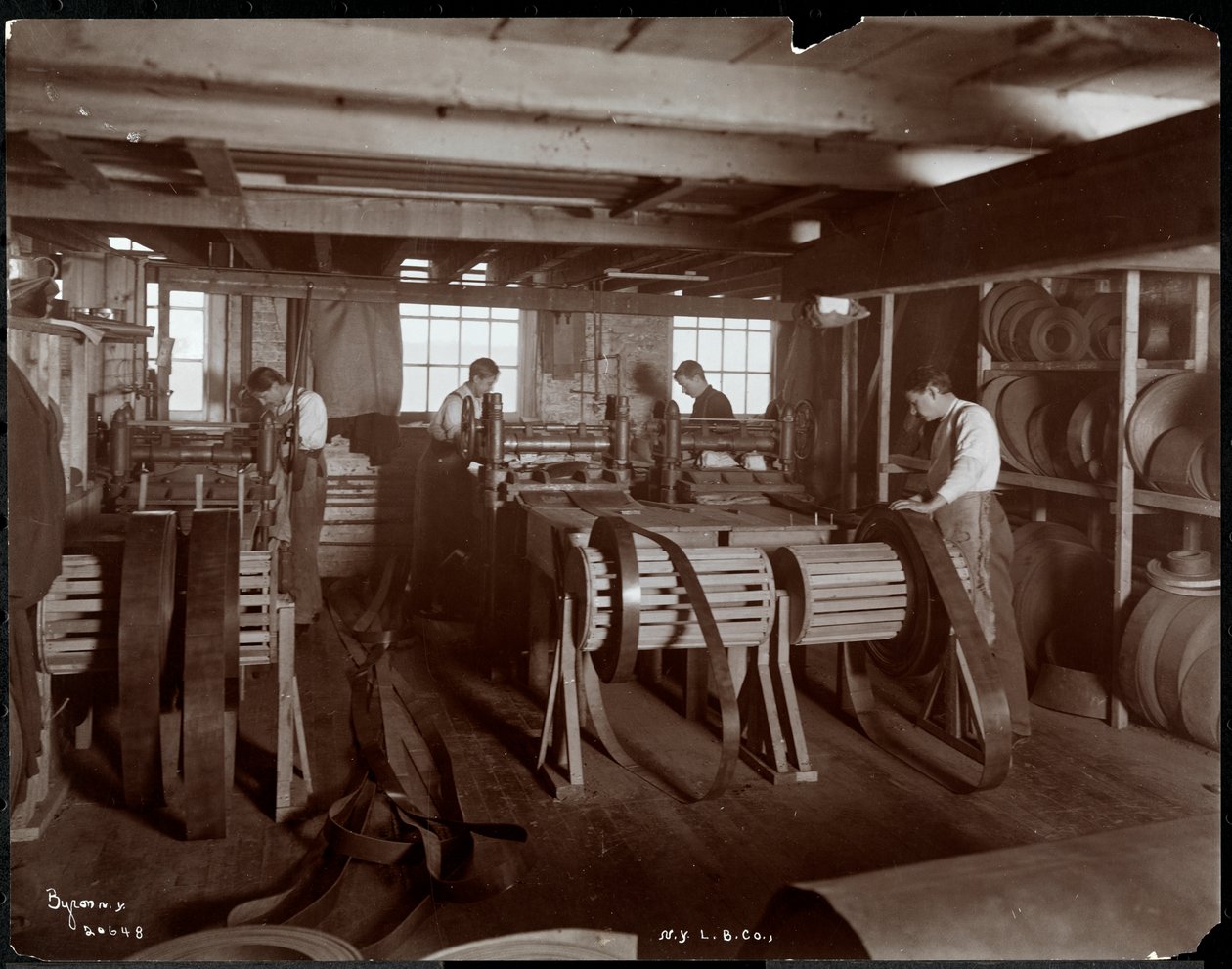 Bőrrel dolgozó férfiak belső nézete a New York Leather Belting Co. vállalatnál, New York, 1905 (ezüstzselatinos nyomat) alkotó: Byron Company