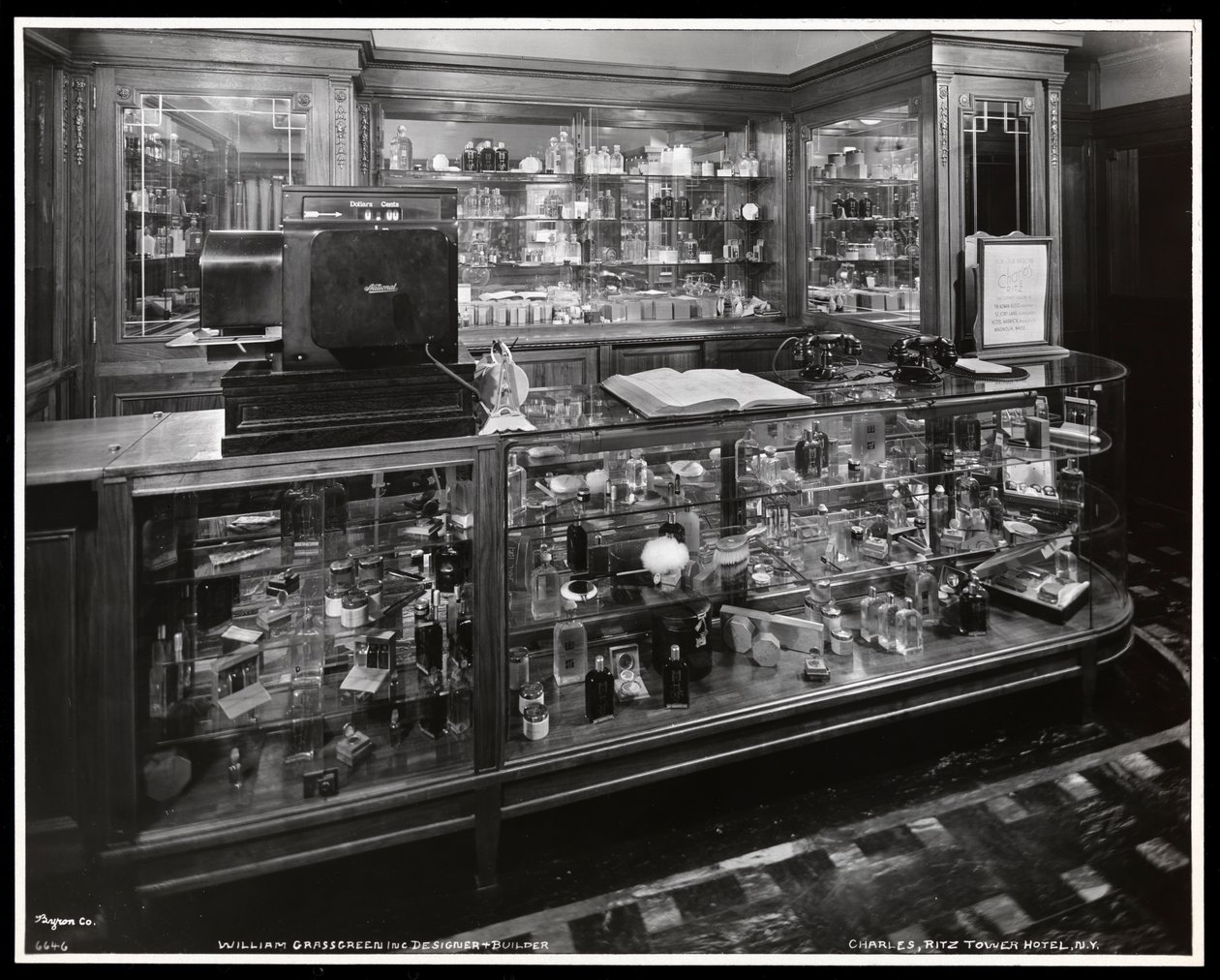 A Charles of the Ritz szépségszalon belső képe a Ritz Tower Hotelben, Park Avenue és 57th Street, New York, 1932 (ezüst zselatin nyomat) alkotó: Byron Company