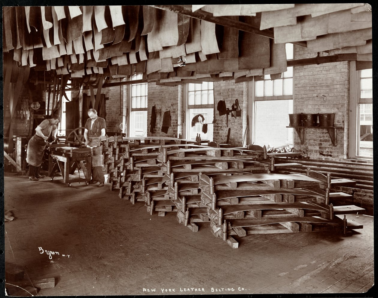 Két bőrrel dolgozó férfi belső képe a New York-i Leather Belting Co.-nál, New York, 1905 (ezüst zselatin nyomat) alkotó: Byron Company
