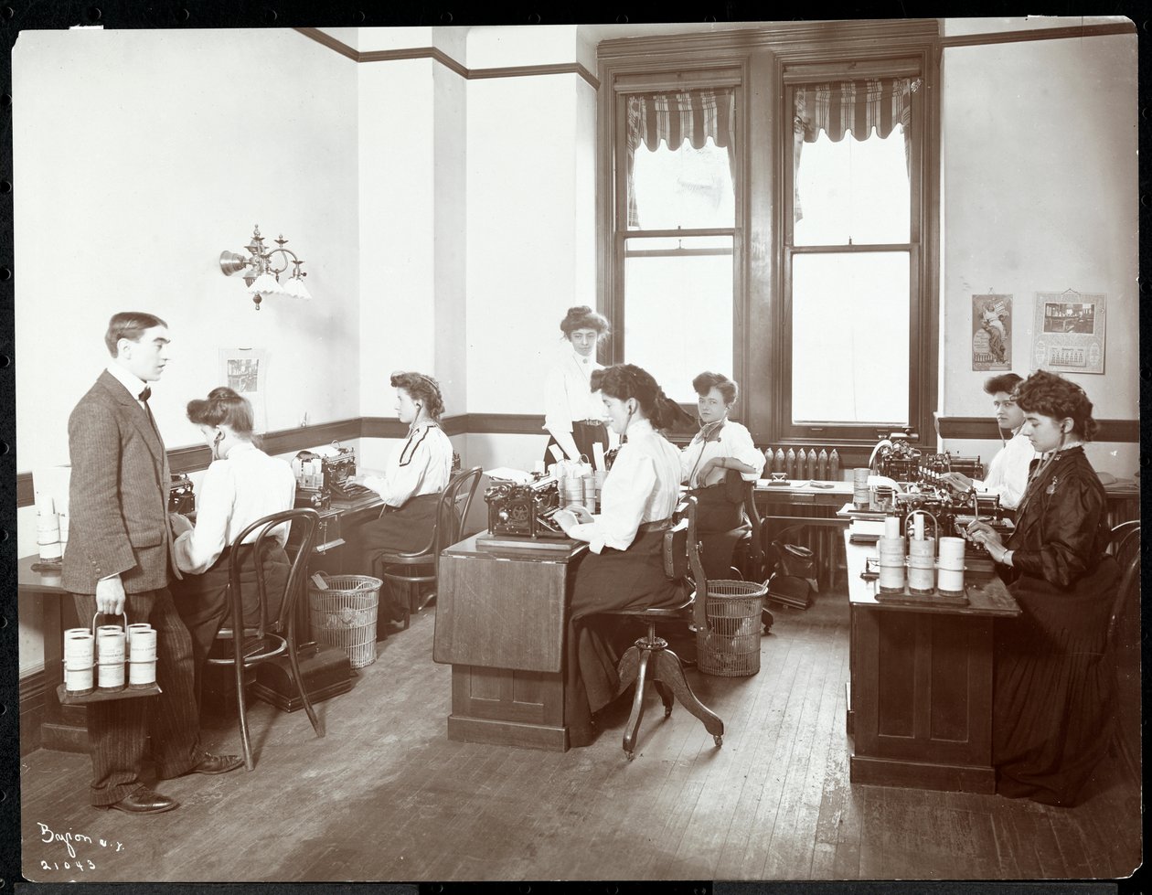 Nők belső képe a diktálógépeknél a New York Edison Co.-ban, Duane Street 55, New York, 1910 (ezüst zselatin nyomat) alkotó: Byron Company