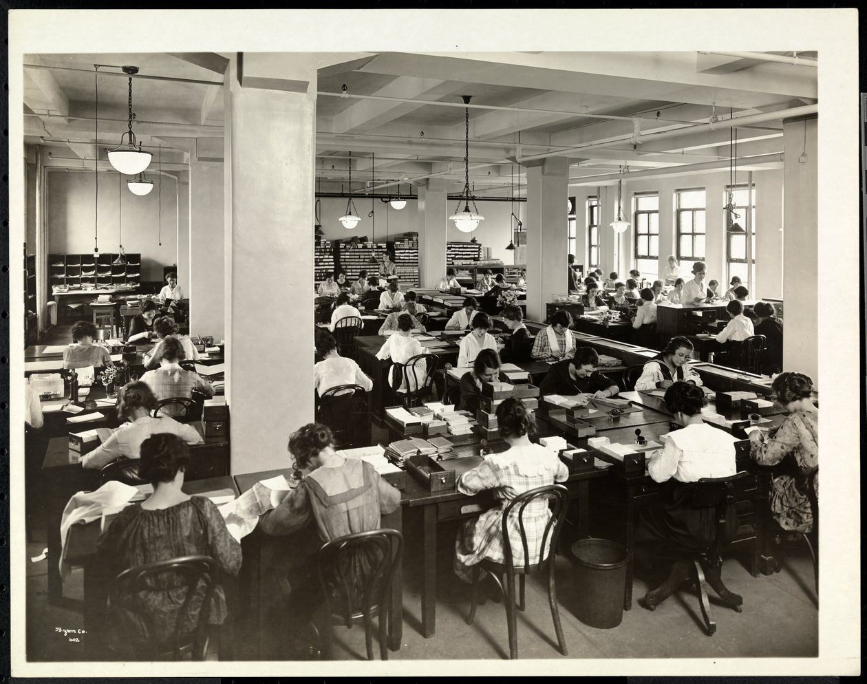 Az International Magazine Co. rendelési osztályán dolgozó nők belső képe, 119 West 40th Street, New York, 1919 (ezüst zselatin nyomat) alkotó: Byron Company