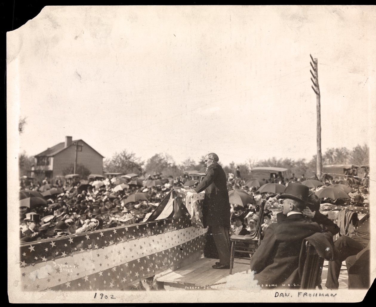 Joseph Jefferson 1902-ben a West New Brightonban, Staten Islanden, New York államban található Színészek Otthonának felszentelésén összegyűlt tömeghez szól (ezüst zselatin nyomat) alkotó: Byron Company