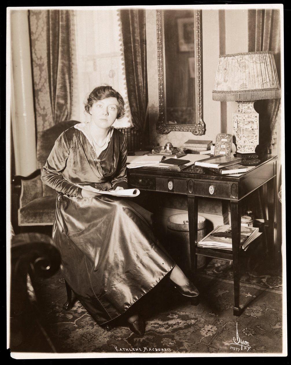 Kathleen MacDonell, 1914 körül (ezüst zselatin nyomat) alkotó: Byron Company