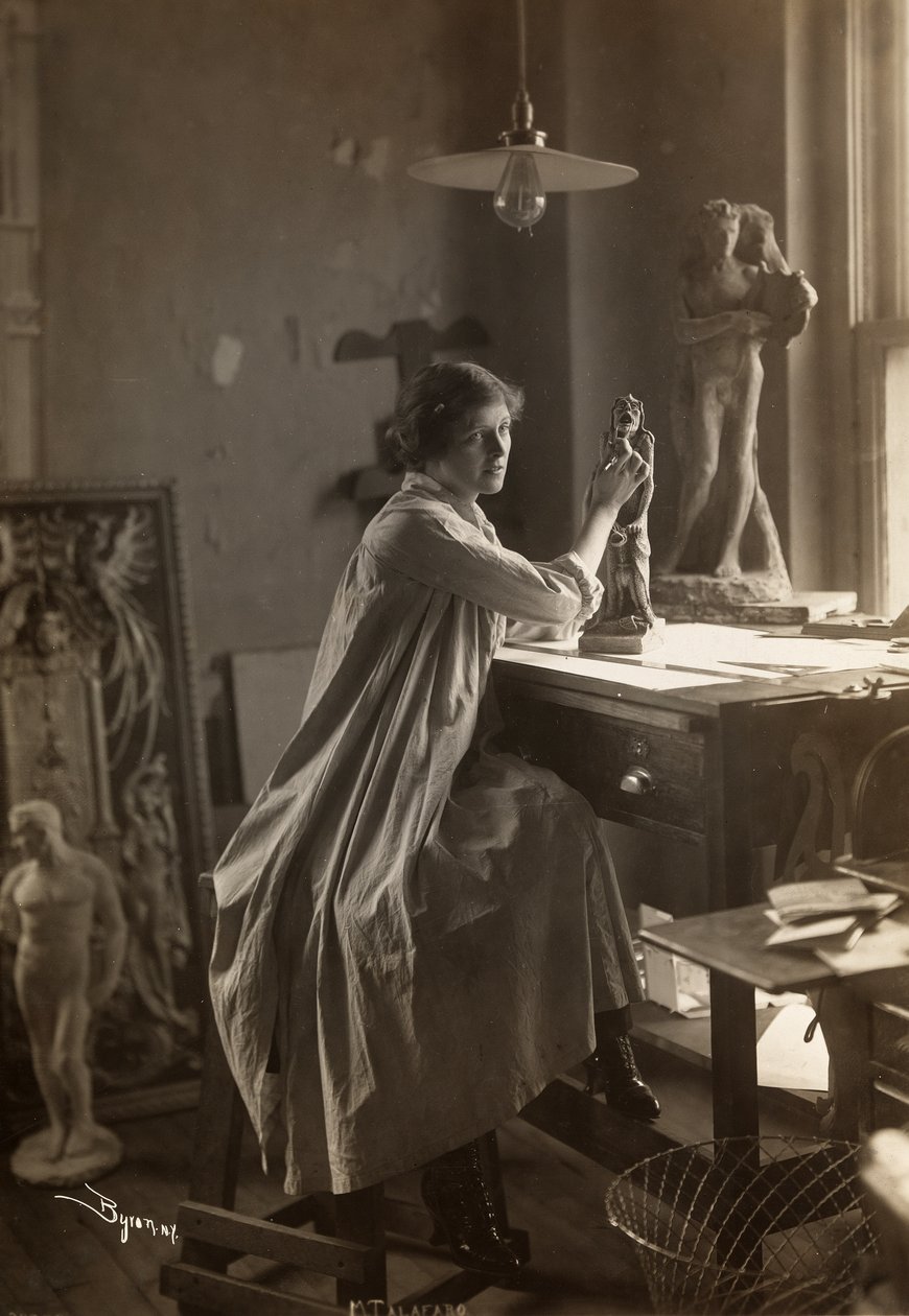 Mabel Taliaferro egy szobron dolgozik New York-i stúdiójában, 1916 körül (ezüst zselatin nyomat) alkotó: Byron Company