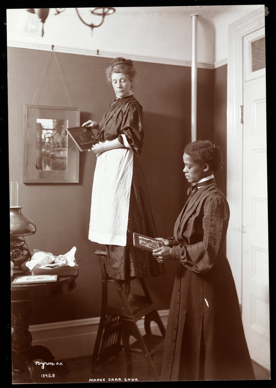 Madge Carr Cook képeket lógat a szobalányával, 1904 körül (ezüst zselatin nyomat) alkotó: Byron Company
