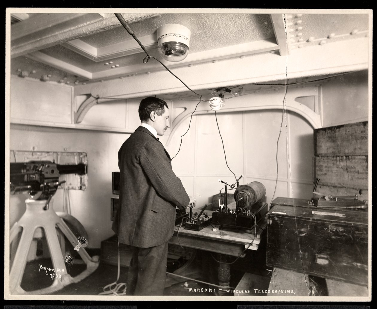 Marconi és vezeték nélküli távírókészüléke, 1899-1900 (ezüst zselatin nyomat) alkotó: Byron Company