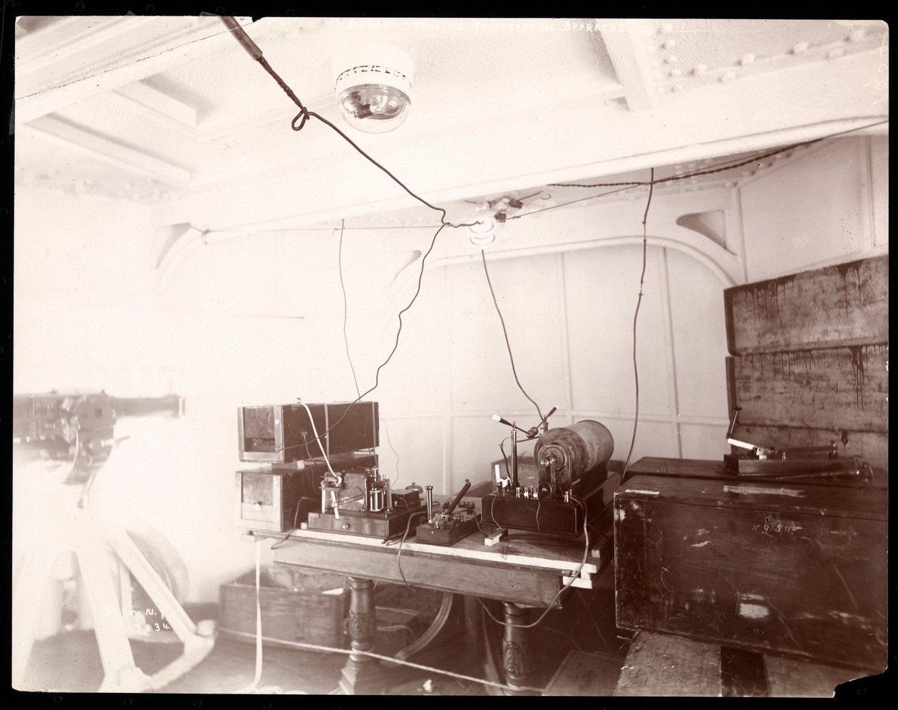 Marconi vezeték nélküli távírókészüléke, 1899-1900 (ezüst zselatin nyomat) alkotó: Byron Company