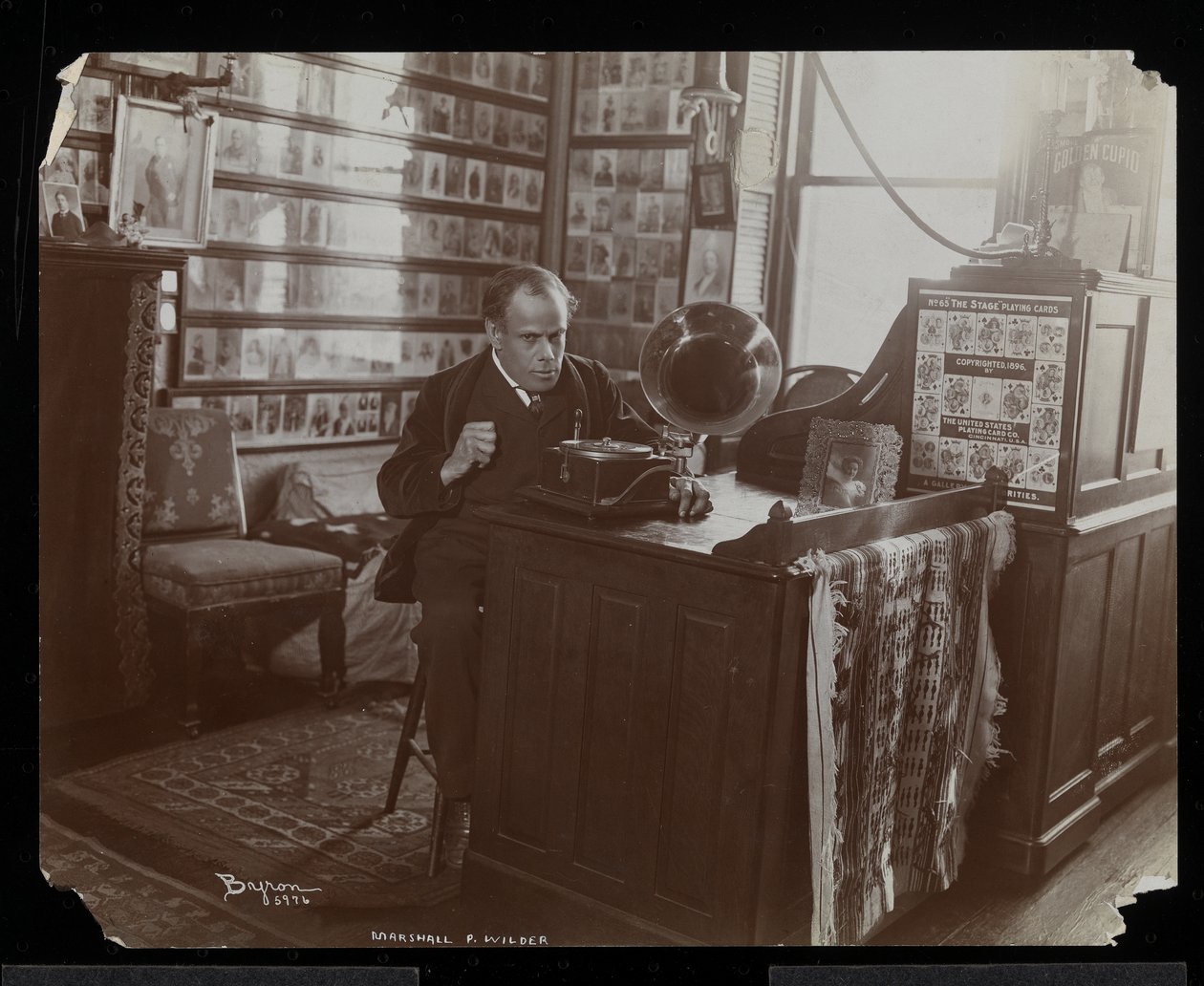 Marshall P. Wilder hanglemezt hallgat az irodájában, 1898-99 (ezüstzselatinos nyomat) alkotó: Byron Company