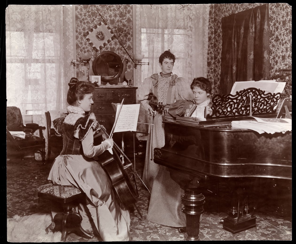 Maud Powell és két kísérő, 1896 körül (ezüst zselatin nyomat) alkotó: Byron Company