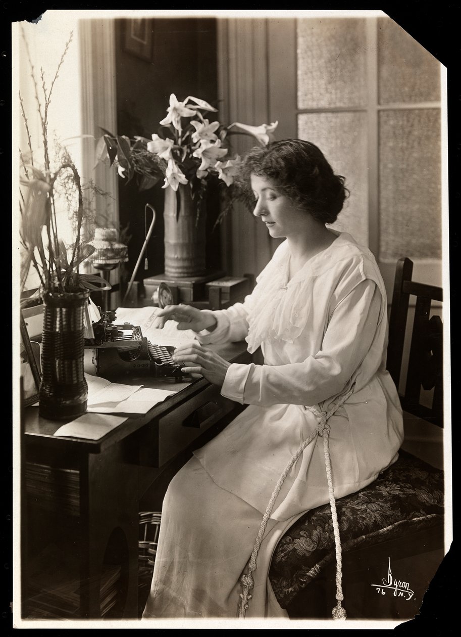 Maude Fealy írógépnél ül, 1915 körül (ezüst zselatin nyomat) alkotó: Byron Company
