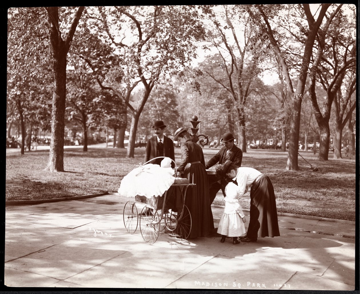 Férfiak és nők gyermekekkel egy ivókútnál a Madison Square Parkban, New Yorkban, 1898 (ezüst zselatin nyomat) alkotó: Byron Company