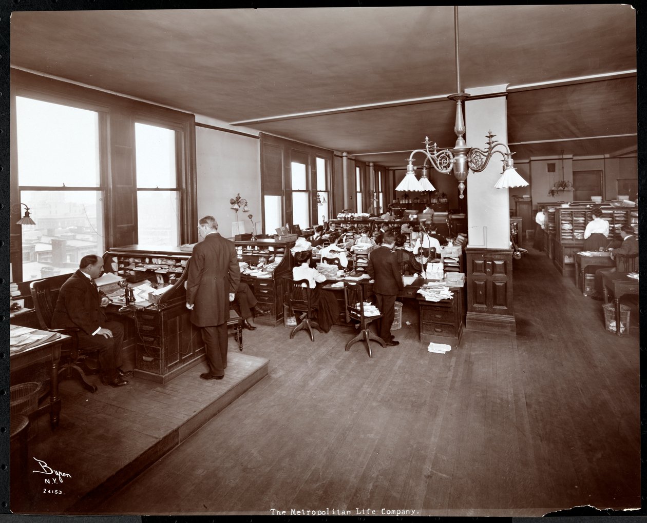 Férfiak és nők dolgoznak az íróasztaloknál a Metropolitan Life Insurance Co. irodájában a 23. utca és a Madison Avenue sarkán, New York, 1907 (ezüstzselatinos nyomat) alkotó: Byron Company