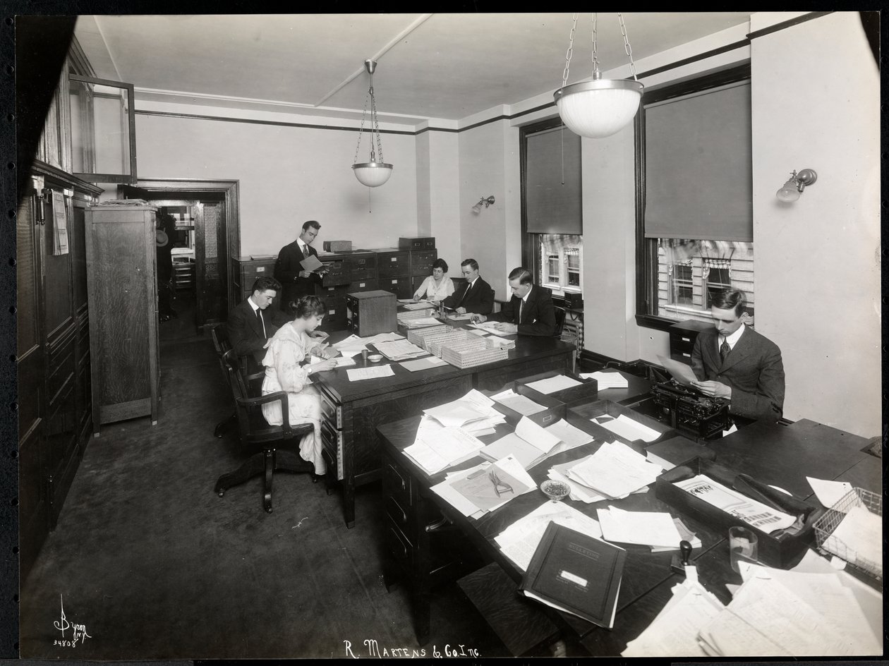 Férfiak és nők, akik az R. Martens und Co. Inc. kiviteli és irattári irodájában dolgoznak, New York, 1916-17 (ezüst zselatin nyomat) alkotó: Byron Company