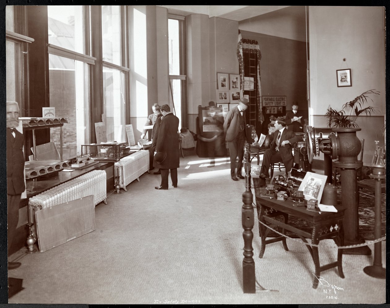 Férfiak biztonsági eszközök kiállításán az Amerikai Szociális Szolgálat Intézetében, New York, 1906-07 (ezüst zselatin nyomat) alkotó: Byron Company