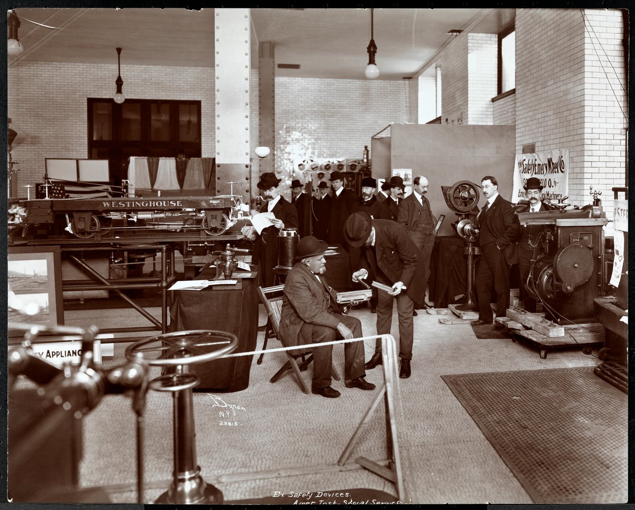 Férfiak biztonsági eszközök kiállításán az Amerikai Szociális Szolgálat Intézetében, New York, 1906-07 (ezüst zselatin nyomat) alkotó: Byron Company
