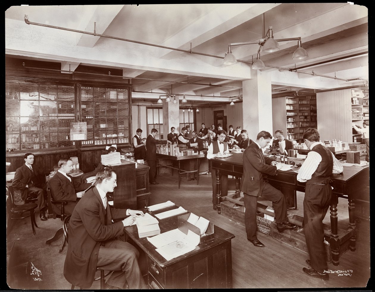 Férfiak, akik megrendeléseket töltenek ki a Parke, Davis és Co. irodájában, vegyészek, Hudson und Vestry Streets, New York, 1910 (ezüst zselatin nyomat) alkotó: Byron Company