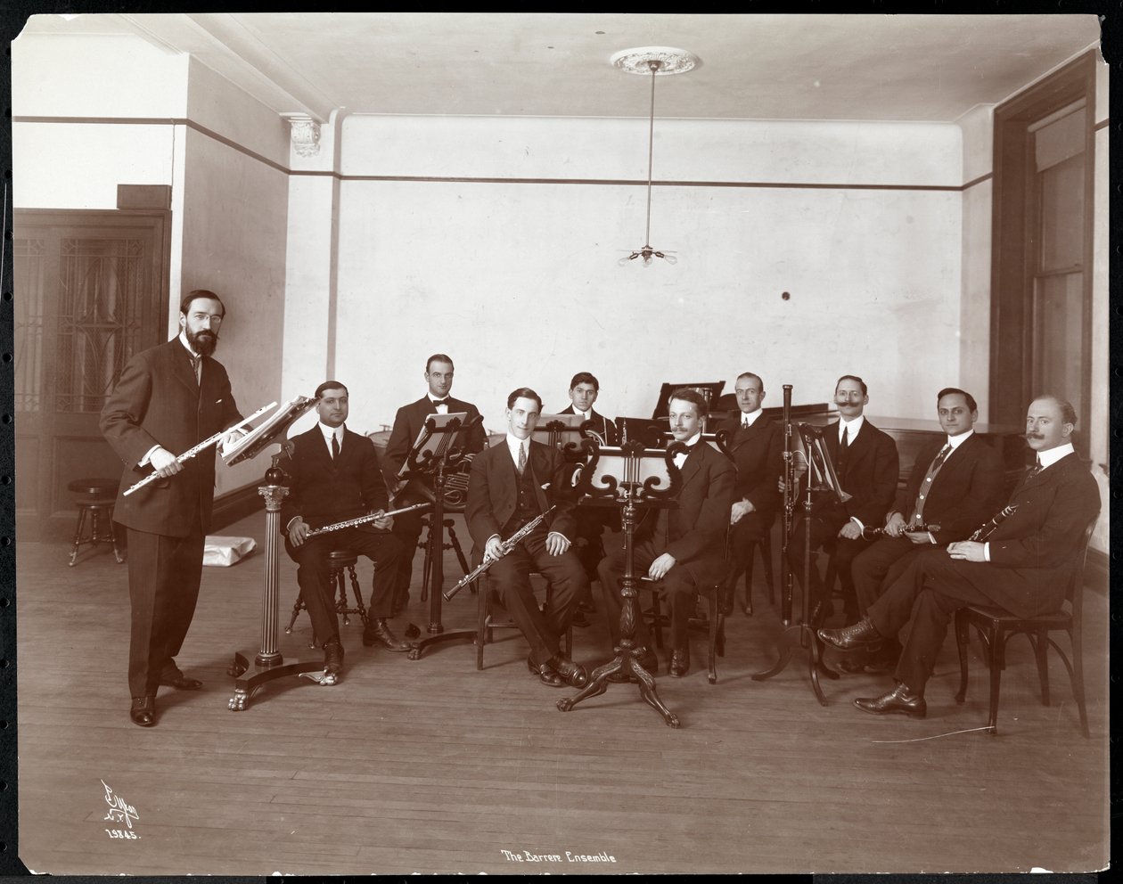 Férfiak a Barrere Ensemble Zenekarból fúvós hangszerekkel, 1910 (ezüst zselatin nyomat) alkotó: Byron Company