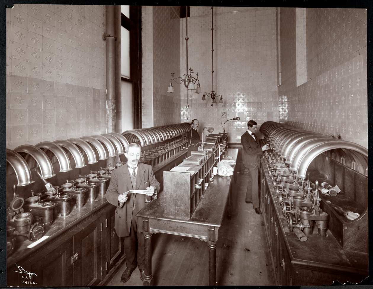 Férfiak, akik postát küldenek ki a Metropolitan Life Insurance Co. 23rd Street és Madison Avenue, New York-i pneumatikus csőszállító helyiségéből, 1907 (ezüst zselatin nyomat) alkotó: Byron Company