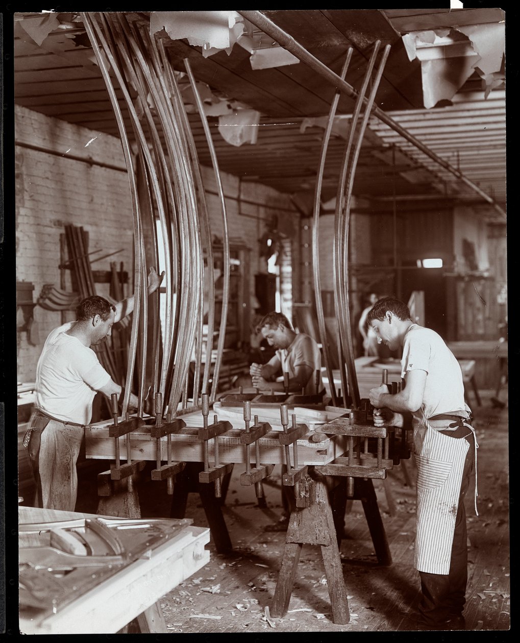Zongoragyárban dolgozó férfiak, 1907 (ezüstzselatinos nyomat) alkotó: Byron Company