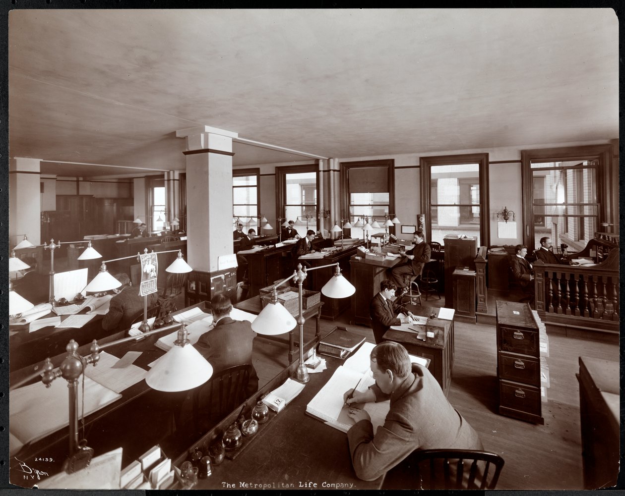 Férfiak, akik a Metropolitan Life Insurance Co. irodájában dolgoznak: 23rd Street és Madison Avenue, New York, 1907 (ezüst zselatin nyomat) alkotó: Byron Company