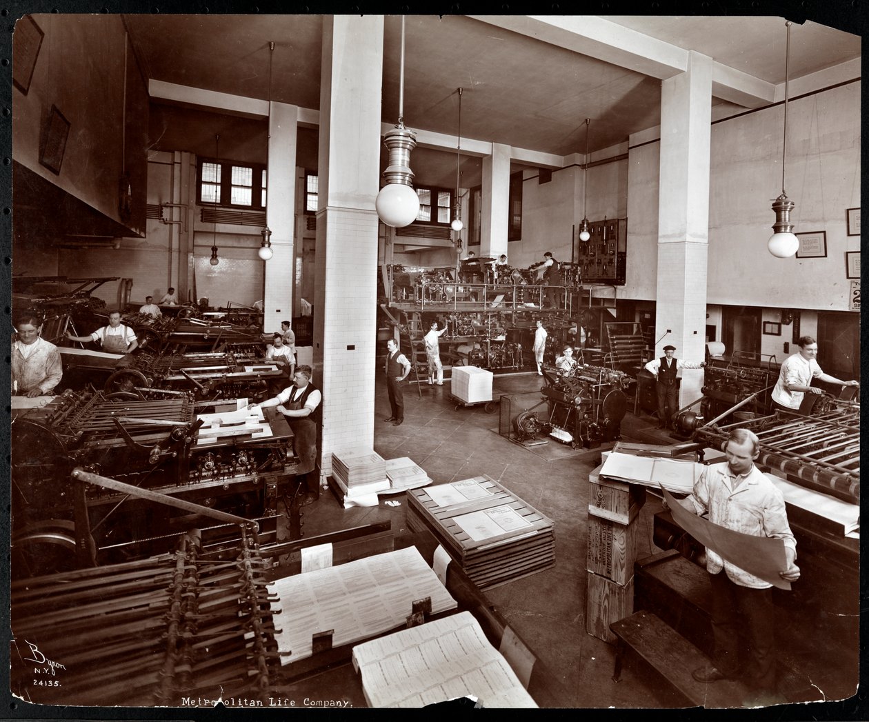 Férfiak, akik a Metropolitan Life Insurance Co. nyomdájában dolgoznak: 23rd Street és Madison Avenue, New York, 1907 (ezüst zselatin nyomat) alkotó: Byron Company