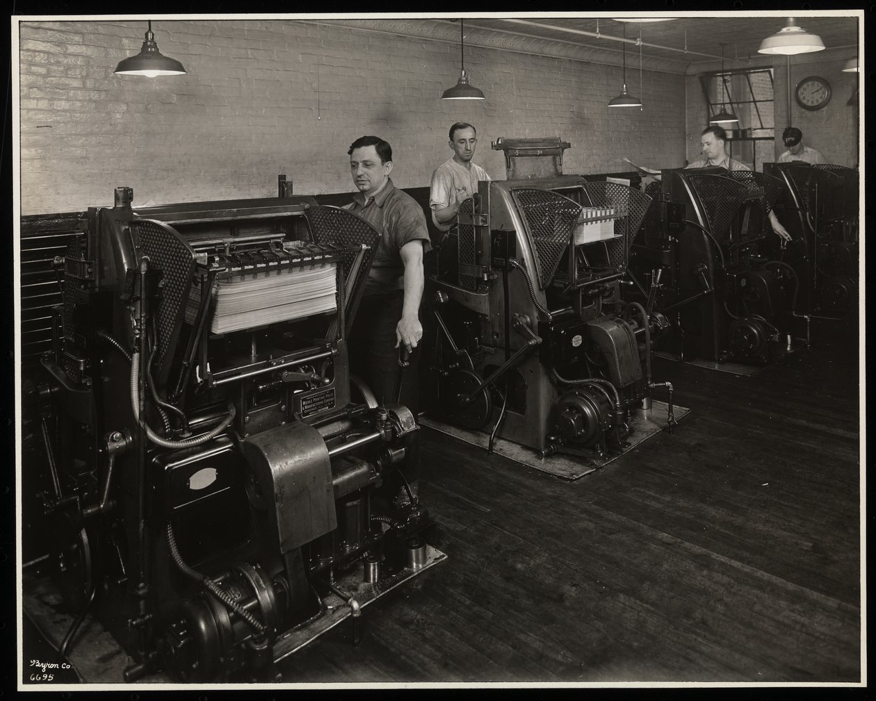 Nyomdagépeken dolgozó férfiak az Unz und Co.-nál, 24 Beaver Street, New York, 1932 (ezüst zselatin nyomat) alkotó: Byron Company