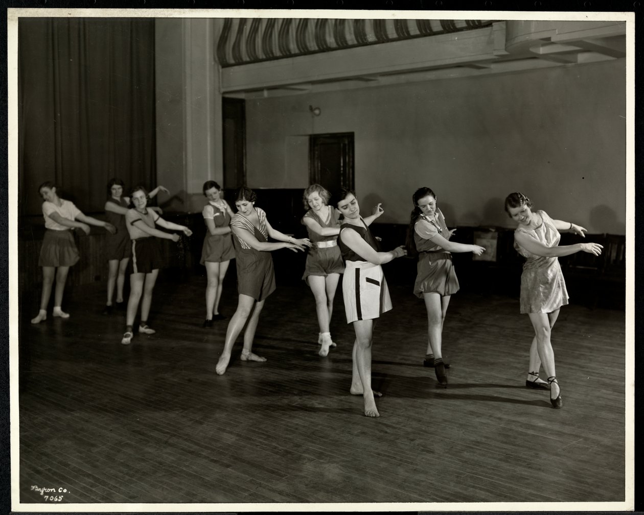 Mrs. Dean és nyolc táncos lány a New York-i Vakok Szövetségének tornatermében, 111 East 59th Street, New York, 1935 (ezüst zselatin nyomat) alkotó: Byron Company