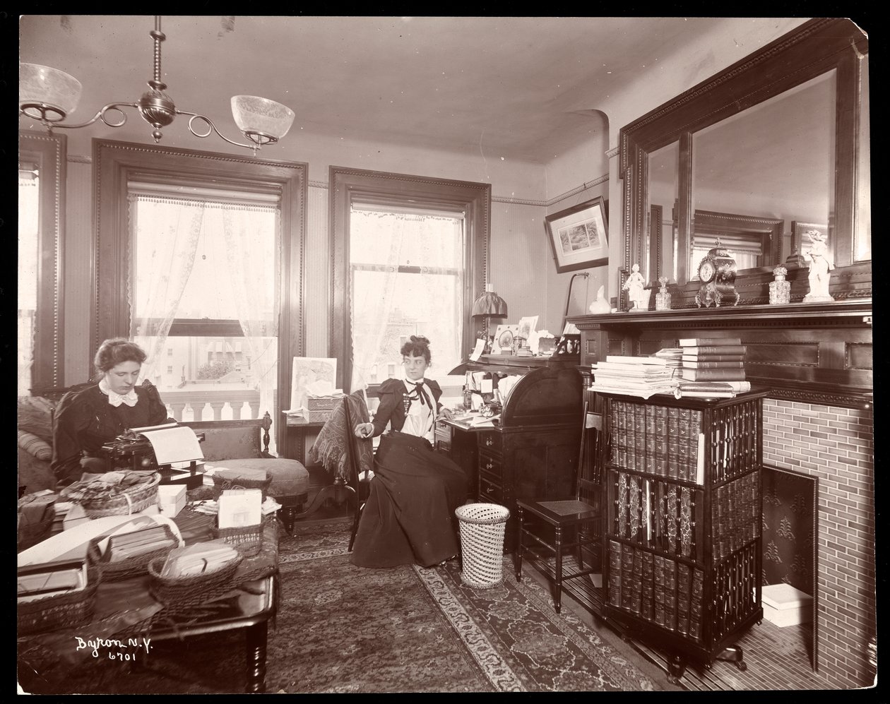 Florence Clinton Sutro asszony és egy gépírónő a New York-i 320 West 102nd Street-i otthonában, 1899 (ezüstzselatinos nyomat) alkotó: Byron Company