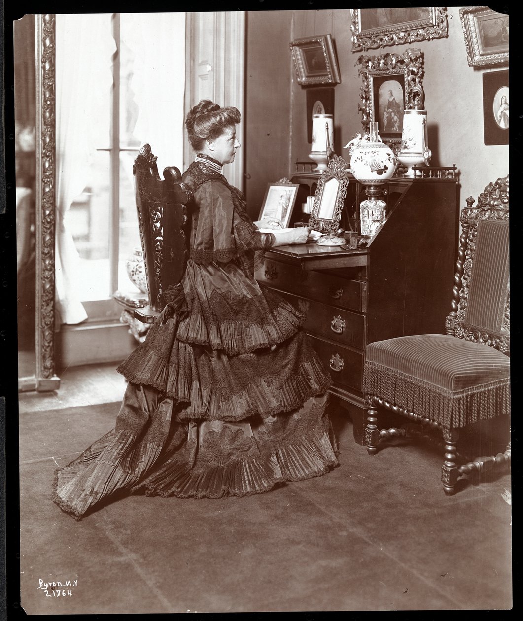 Mrs. K. Duer az íróasztalánál, New York, 1906 (ezüst zselatin nyomat) alkotó: Byron Company