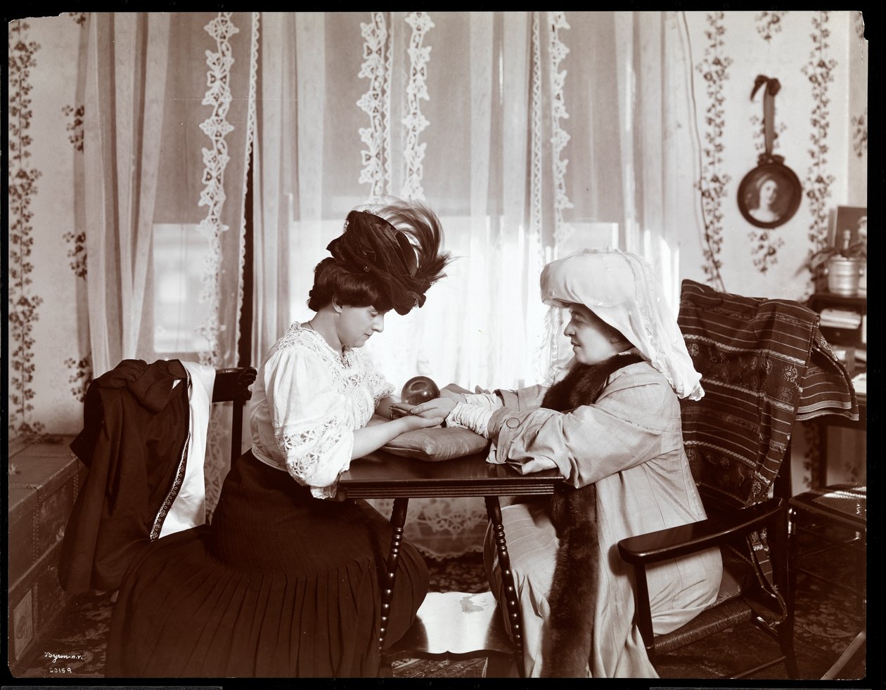 Mrs. Leslie Carter ül egy nővel, aki egy kristálygömböt olvas, 1904 (ezüst zselatin nyomat) alkotó: Byron Company