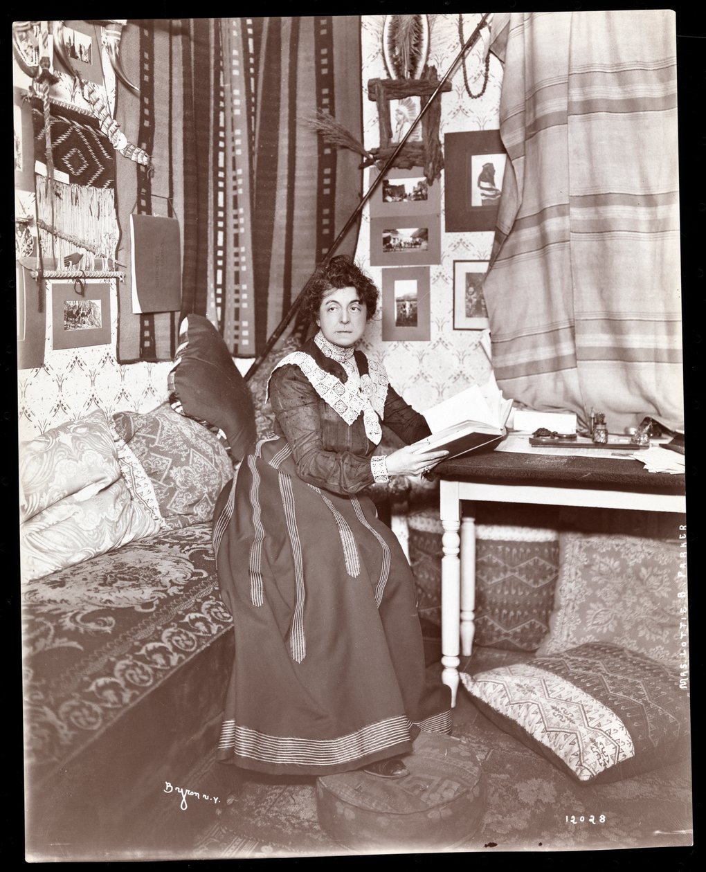 Mrs. Lottie B. Parker, 1901 (ezüst zselatin nyomat) alkotó: Byron Company