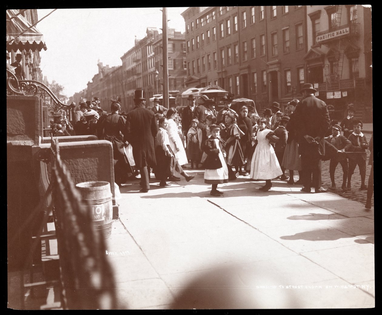 New York-i utcai jelenet, 1898 (ezüst zselatinos nyomat) alkotó: Byron Company