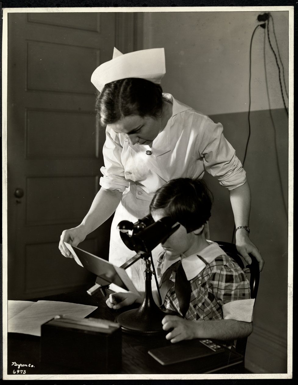 Nővér és egy látássérült lány a New York-i Vakok Egyesületének klinikáján, 114 East 60th Street, New York, 1934 (ezüstzselatinos nyomat) alkotó: Byron Company