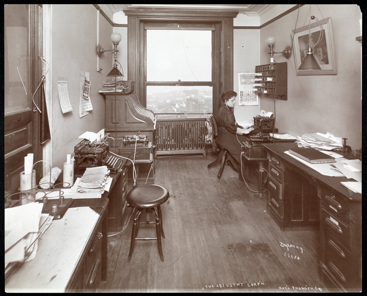 A National Fonograph Co. irodája nővel írógépnél, New York, 1898 (ezüst zselatin nyomat) alkotó: Byron Company