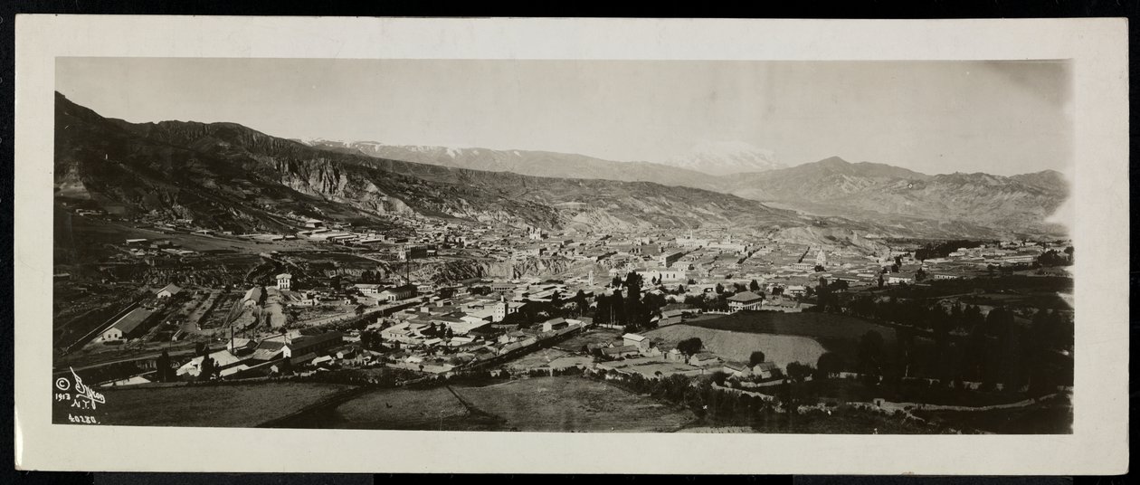 Panorámás kilátás felülről egy városra, feltehetően a Panama-csatornán vagy annak közelében, túl havas hegyekkel, 1913 (ezüst zselatin nyomat) alkotó: Byron Company