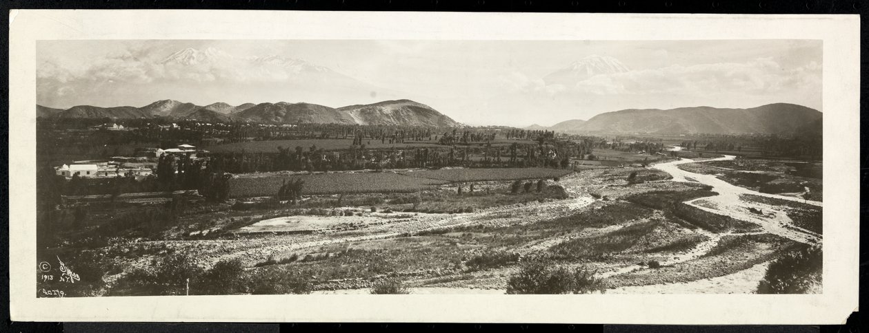 Panorámás kilátás egy vidéki jelenetre, feltehetően a Panama-csatornán vagy annak közelében, túl havas hegyekkel, 1913 (ezüst zselatin nyomat) alkotó: Byron Company