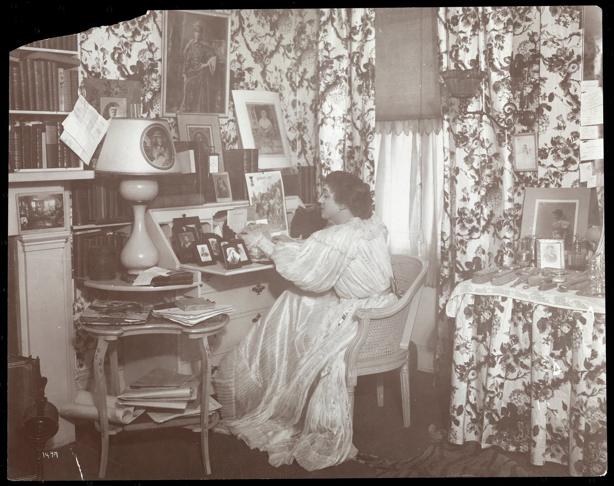 Elsie de Wolfe portréja a lakhelyén, 122 East 17th Street, New York, 1895 vagy 1896 (ezüst zselatin nyomat) alkotó: Byron Company
