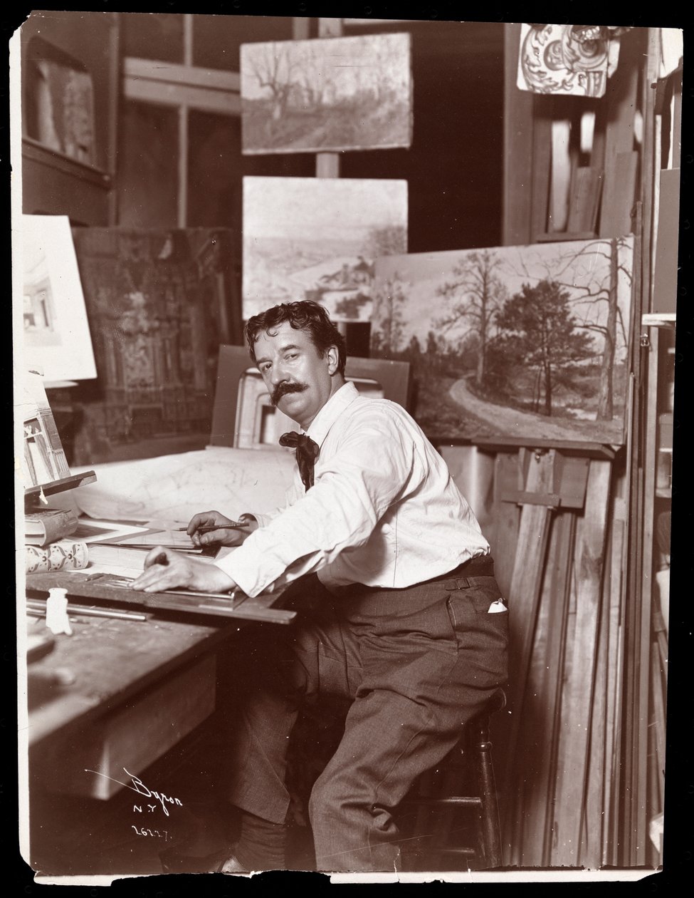 Ernest Gross, díszlettervező portréja, műtermében a rajzasztalánál ülve, 1908-9 (ezüstzselatinos nyomat) alkotó: Byron Company