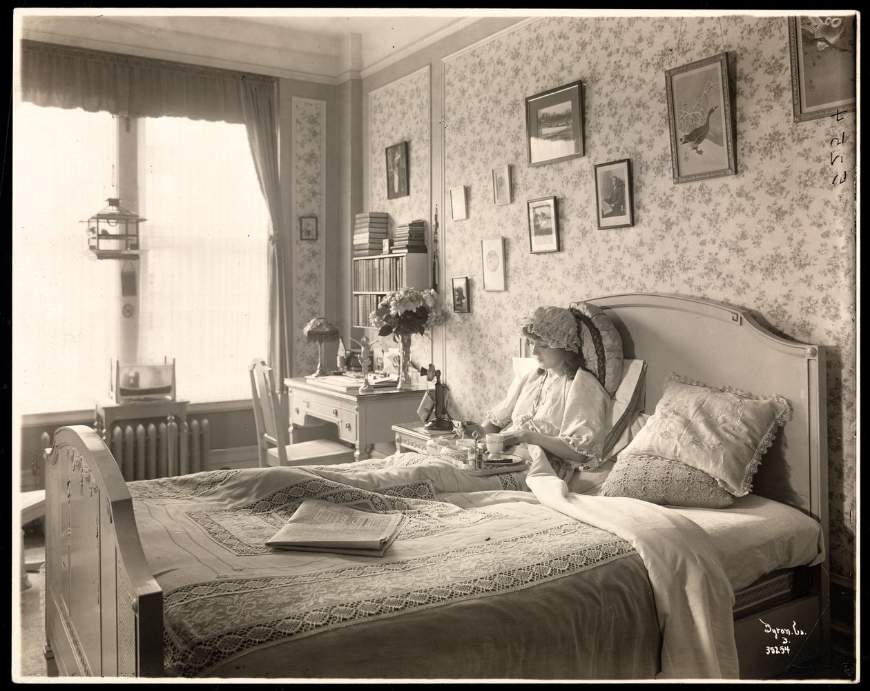 Lola Fisher portréja, 1915 körül (ezüst zselatinos nyomat) alkotó: Byron Company